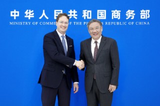 商務(wù)部部長(zhǎng)王文濤會(huì)見(jiàn)歐洲汽車工業(yè)協(xié)會(huì)主席、奔馳集團(tuán)董事長(zhǎng)康林松