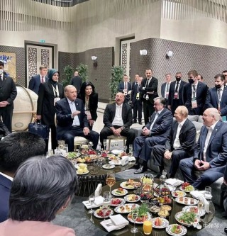 牛彈琴：特朗普被他吃豆腐了，但我還有一個疑問