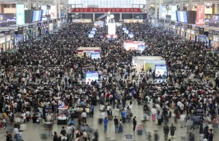 最火“五一”預(yù)訂！小長(zhǎng)假前兩日多地接待游客量?jī)晌粩?shù)增長(zhǎng)，出境游訂單井噴