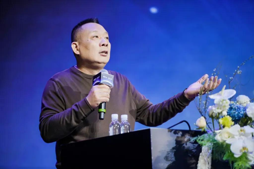 于東來(lái)：企業(yè)家要有能干會(huì)玩的生命狀態(tài)，曾勸許多零售業(yè)的朋友穩(wěn)健發(fā)展但沒人聽  第1張