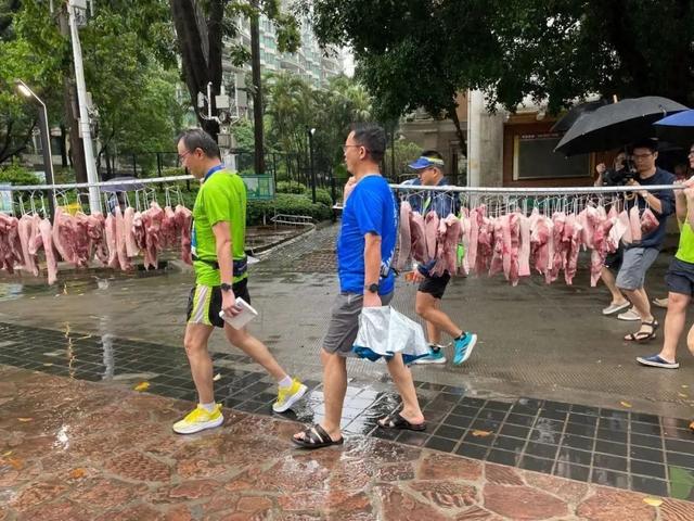 廣州一小區(qū)喊業(yè)主減肥，減重一斤獎一斤豬肉  第1張